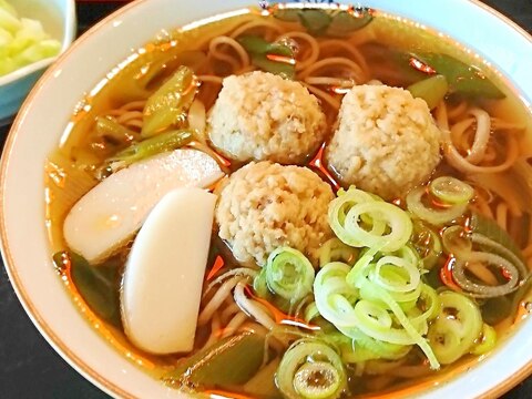 冷凍鶏団子で　炒めねぎと鶏団子のお蕎麦